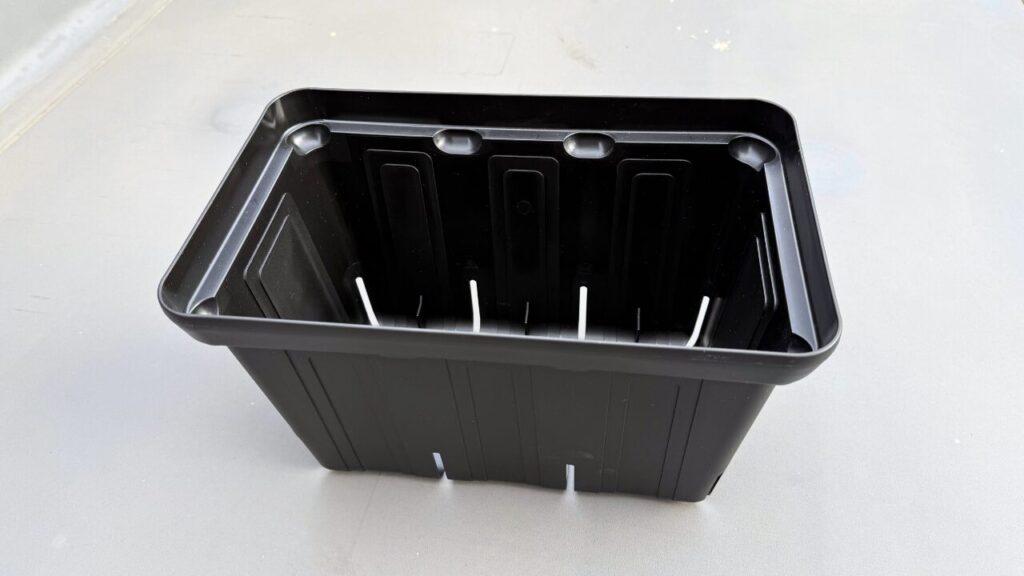 いちご栽培に使っている黒の長方形スリット鉢プランター